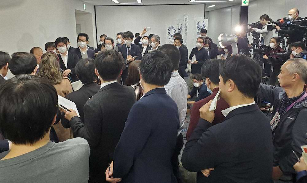 組織委員会の武藤事務総長（左端）の会見に集まった報道陣。この状態は「過度な密集ではない」との見解（撮影・中出健太郎）
