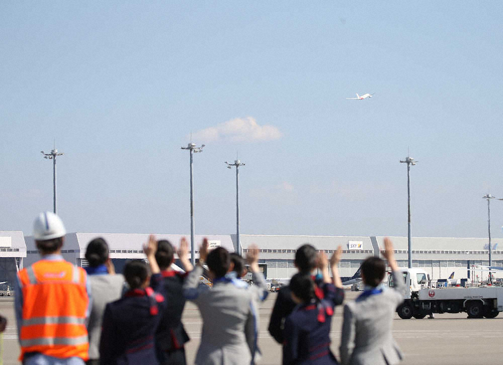 空港職員に見送られ、アテネへ出発するTOKYO2020号（撮影・吉田　剛）　　