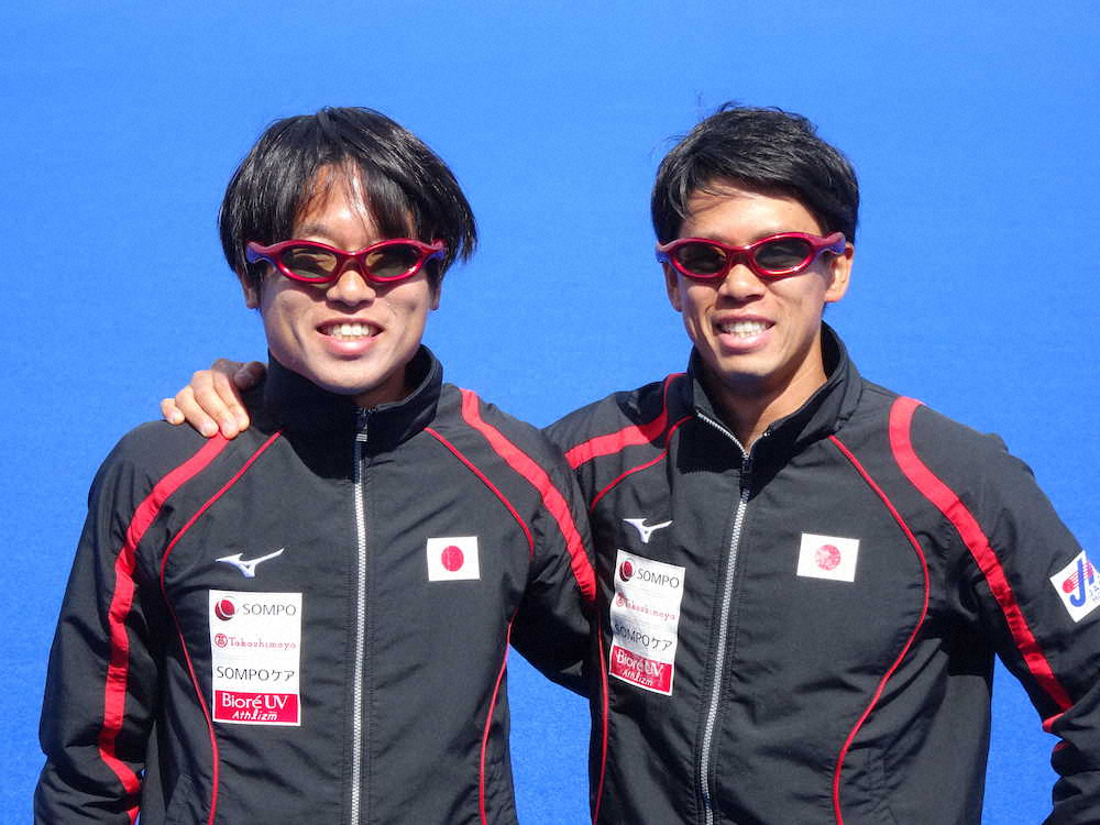 ホッケー男子日本代表のDF山下学主将（右）とMF田中世蓮はハイテクゴーグルを着用