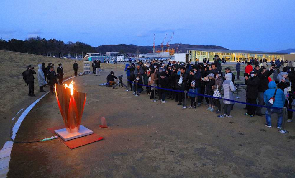 石巻南浜津波復興祈念公園で「復興の火」として展示が始まった東京五輪の聖火