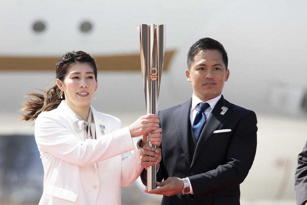 到着した聖火を手に笑顔を見せる吉田沙保里さん 左 と野村忠宏氏 東京 共同 スポニチ Sponichi Annex スポーツ