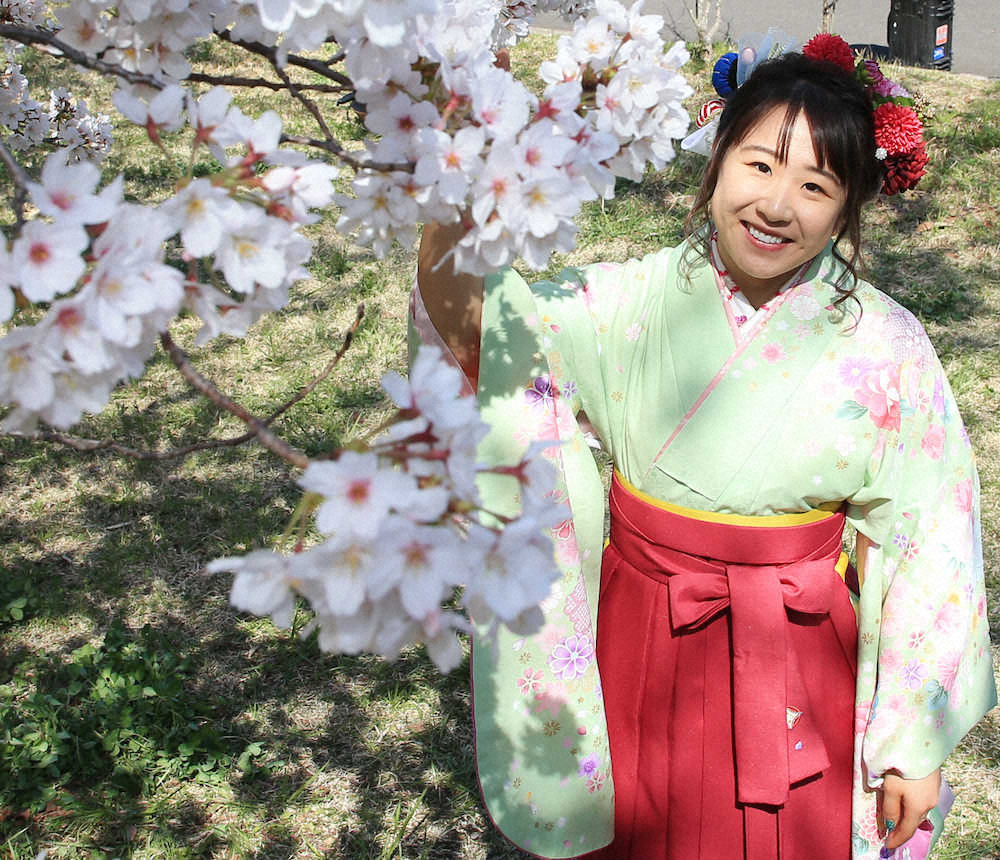【画像・写真】卒業式に参加し桜のもと笑顔を見せる梶原悠未（撮影・西尾　大助）