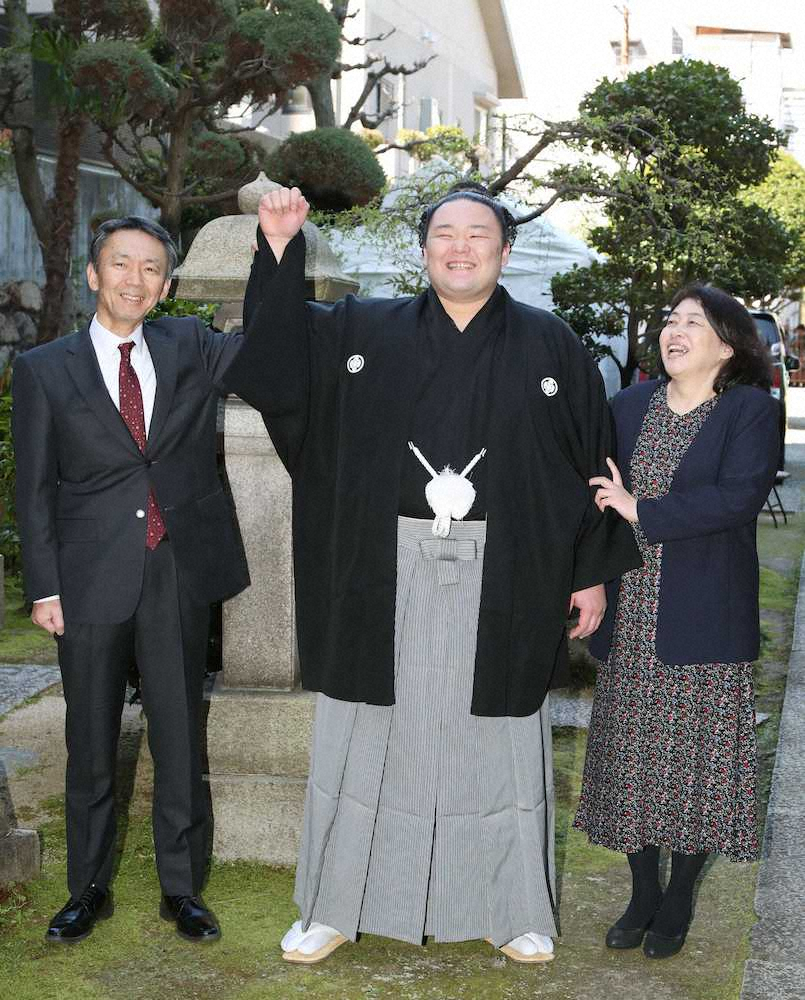 父の石橋靖さん（左）と母の佳美さんと共に笑顔で記念写真に納まる朝乃山（代表撮影）