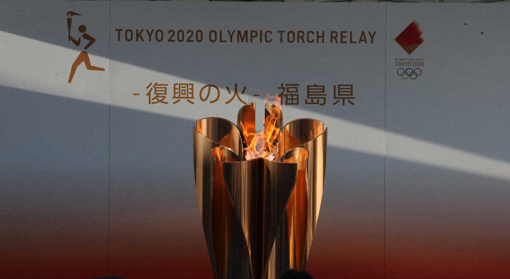 24日「復興の火」として福島市で展示された東京五輪の聖火（撮影・西海健太郎）
