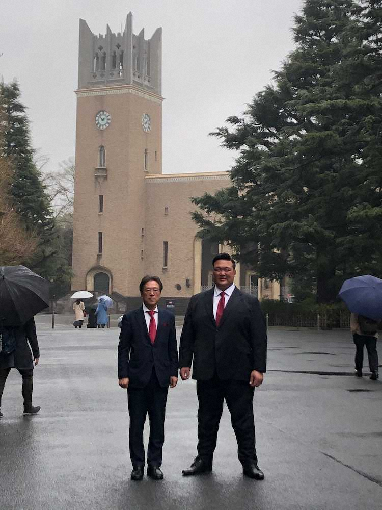 早大大学院に入学した荒磯親方（右）と指導にあたる平田竹男教授は大隈記念講堂を背に記念撮影