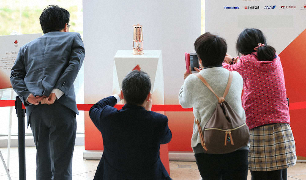 福島県のJヴィレッジで展示されていた東京五輪聖火。8日以降の一般公開中止が発表された