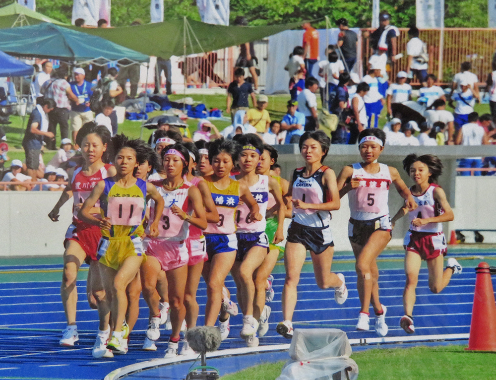 時習館高3年時に出場したインターハイ3000メートル決勝で先頭を引っ張る鈴木亜由子
