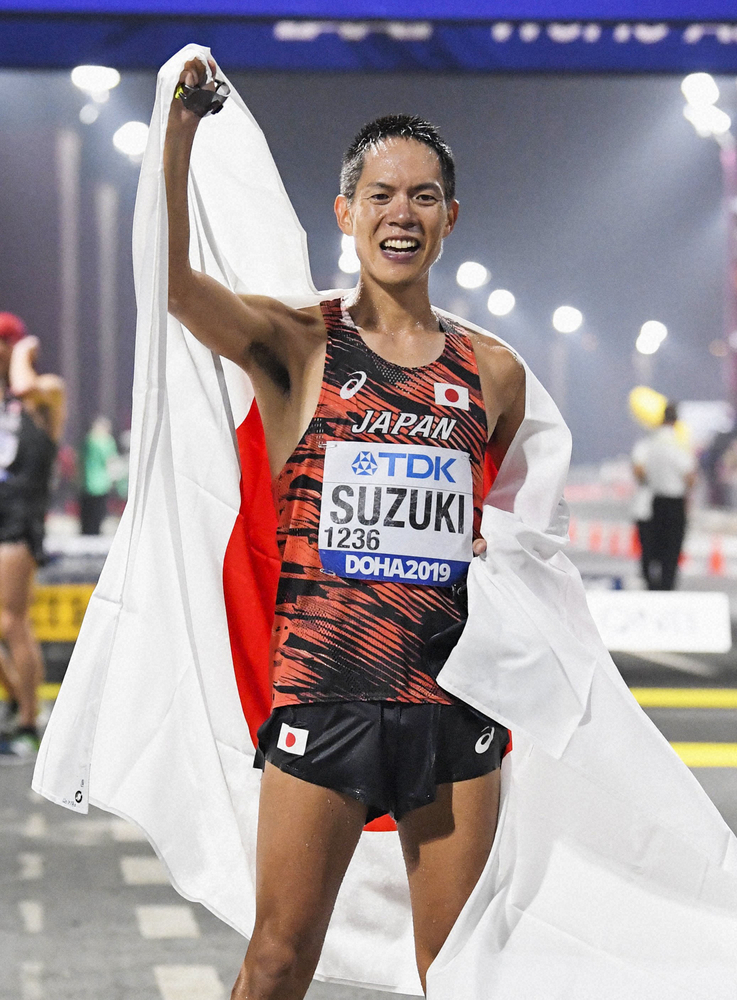 世界選手権で男子50キロ競歩を制した鈴木雄介