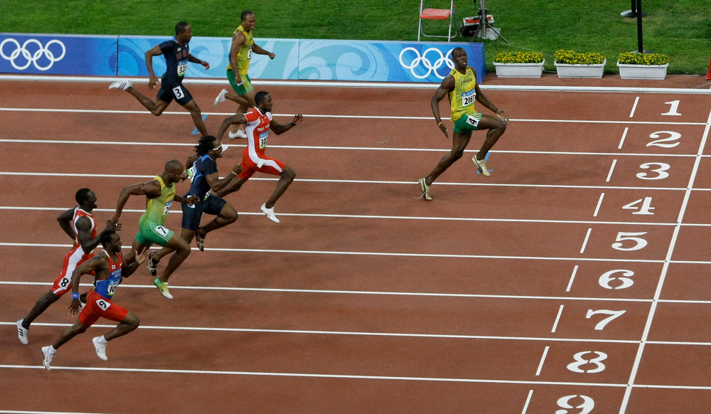 北京五輪陸上男子100メートル決勝、9秒69の世界新記録で優勝したウサイン・ボルト（右）