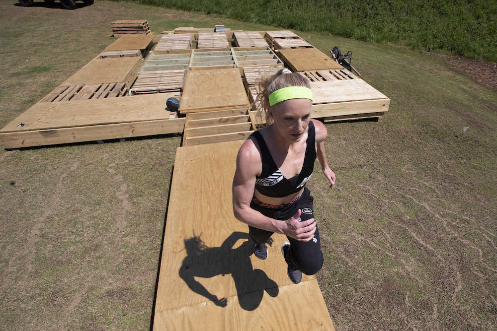 【画像・写真】女子棒高跳びの五輪銀メダリストが「DIY」で練習再開　助走路を父と共同で組み立てる