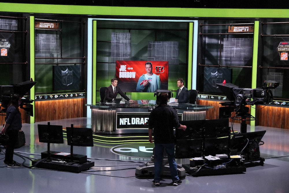 NFLの遠隔ドラフトの模様を伝えるスポーツ専門局ESPNのスタジオ（AP）