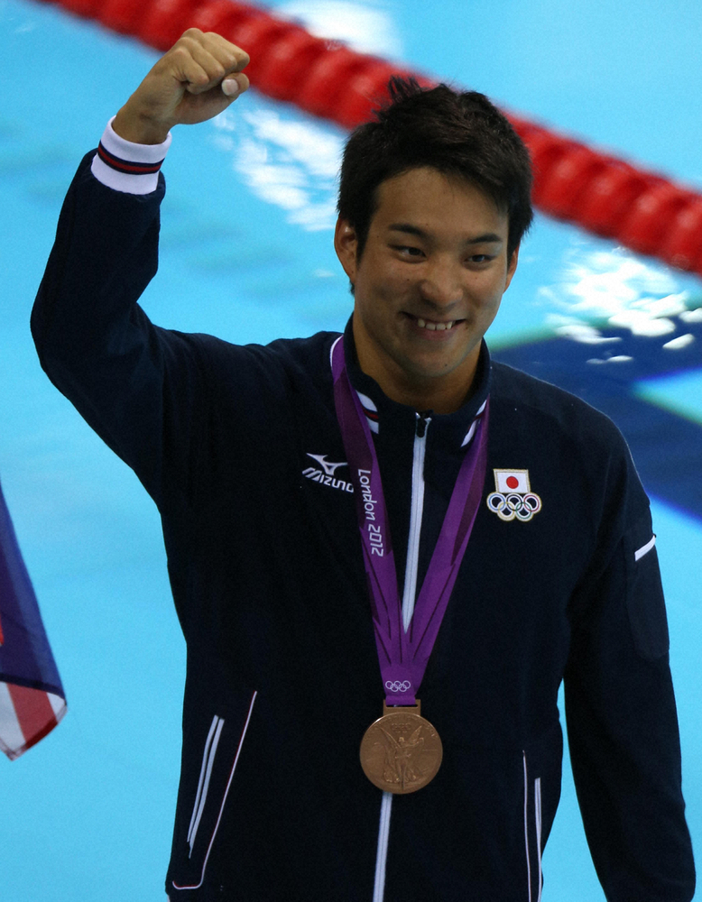 ロンドン五輪の競泳男子２００メートル平泳ぎ表彰式で、銅メダルを胸にガッツポーズする立石諒（当時はＮＥＣグリーン所属）