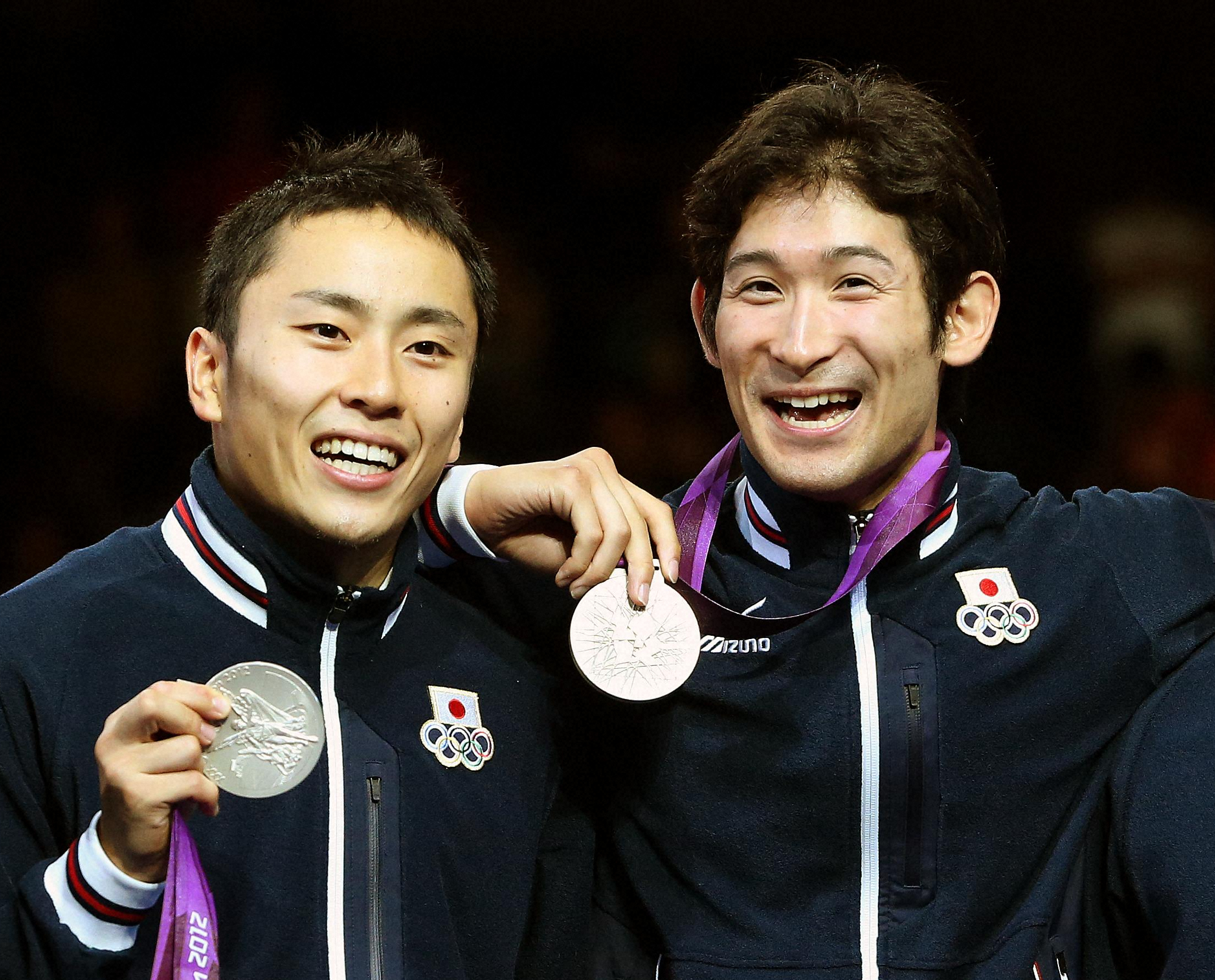 ロンドン五輪フェンシング男子フルーレ団体で銀の三宅（右）。左は太田