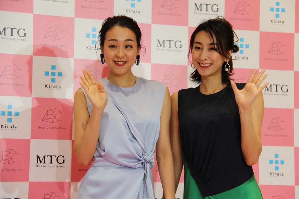 フィギュアスケート女子の元世界女王・浅田真央さん（左）と姉の舞さん