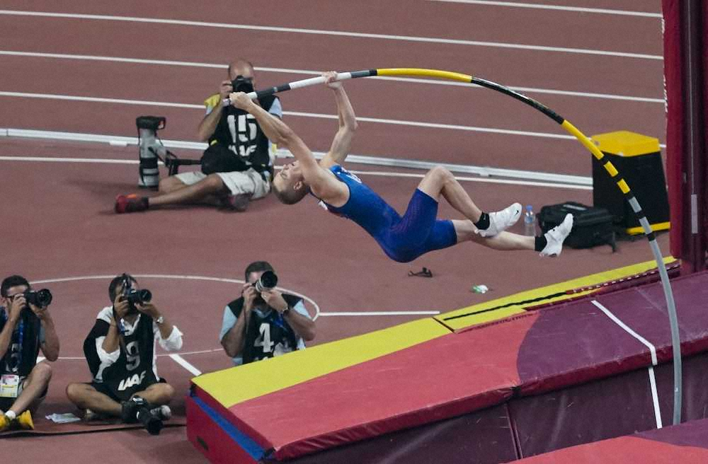 【画像・写真】棒高跳びのビッグ3が史上初のオンライン競技会を実施　会場は自宅の庭