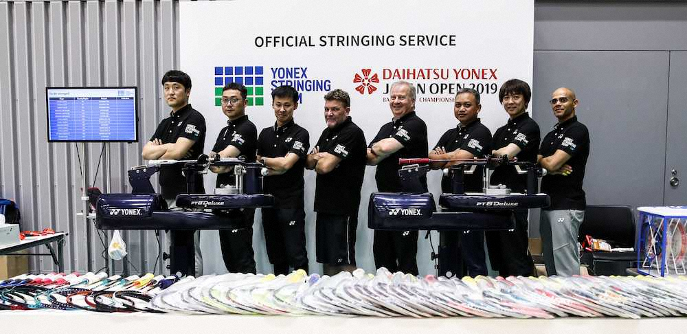 19年のジャパン・オープンに参加した8人の「ヨネックス・ストリンギング・チーム」。左から3番目が中原さん（同社提供）