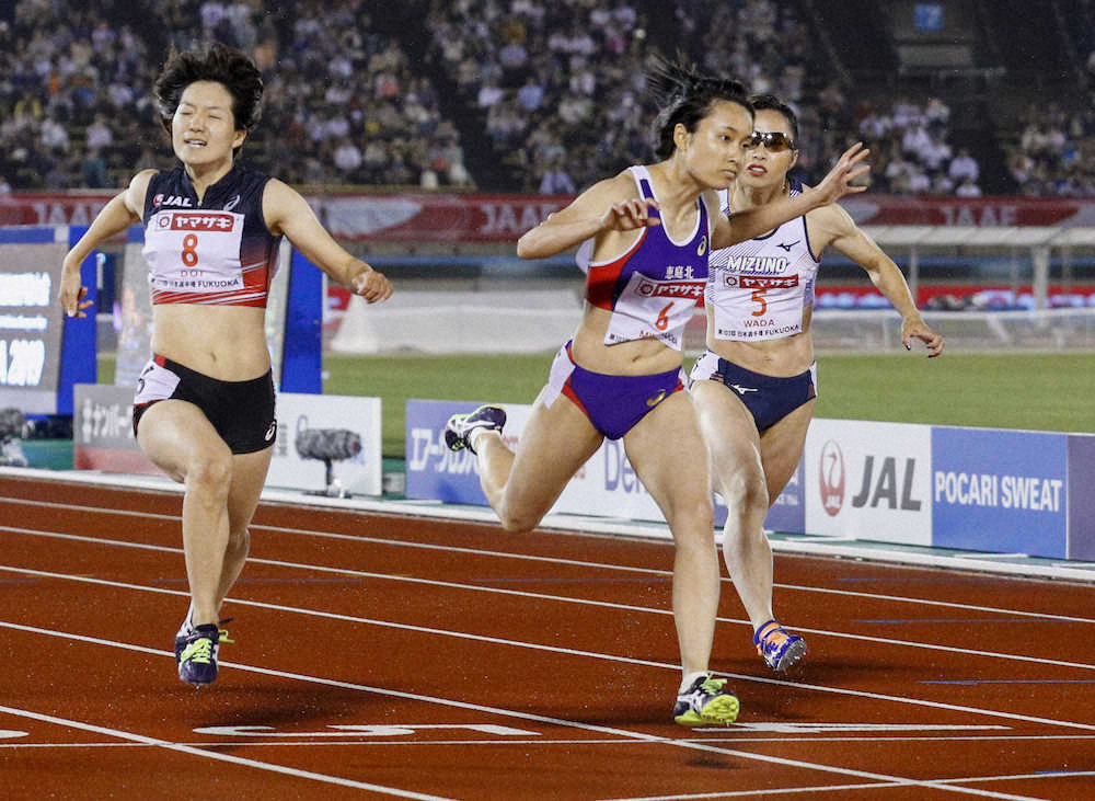 19年日本選手権女子100メートルを制した御家瀬（中央）