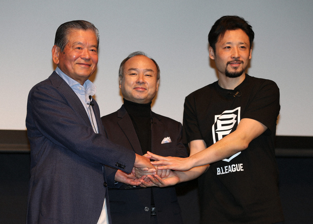 16年、ソフトバンクがＢリーグのトップパートナーに決定し、握手を交わす（左から）川淵三郎氏、孫正義氏、田臥勇太