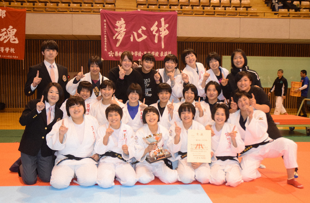 今年1月に行われた全国高校柔道選手権静岡大会。女子決勝で連覇を達成した藤枝順心メンバー