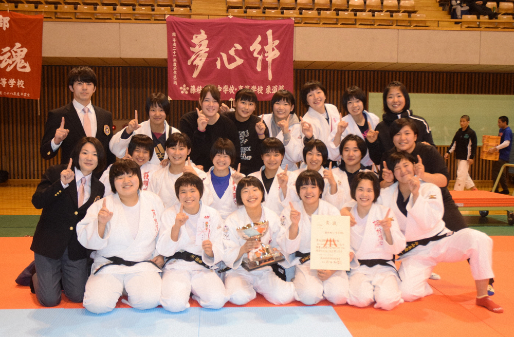 【画像・写真】今年1月に行われた全国高校柔道選手権静岡大会。女子決勝で連覇を達成した藤枝順心メンバー