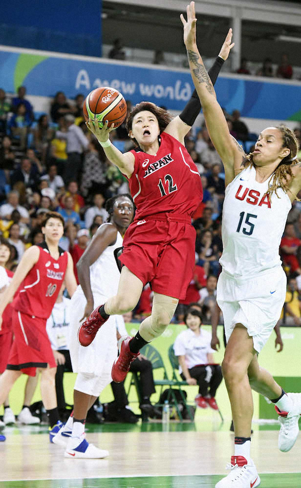 16年8月、リオデジャネイロ五輪バスケットボール女子準々決勝の米国戦で、ゴールを狙う日本の吉田