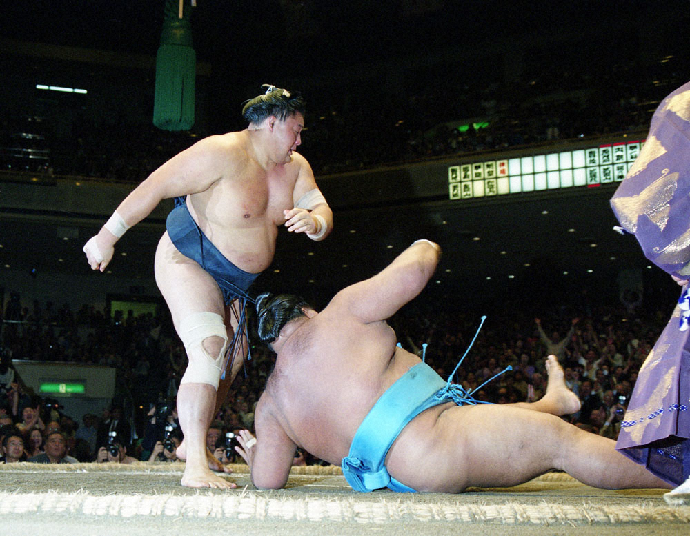 2001年5月27日大相撲夏場所千秋楽　優勝決定戦、武蔵丸（右）を上手投げで破った貴乃花