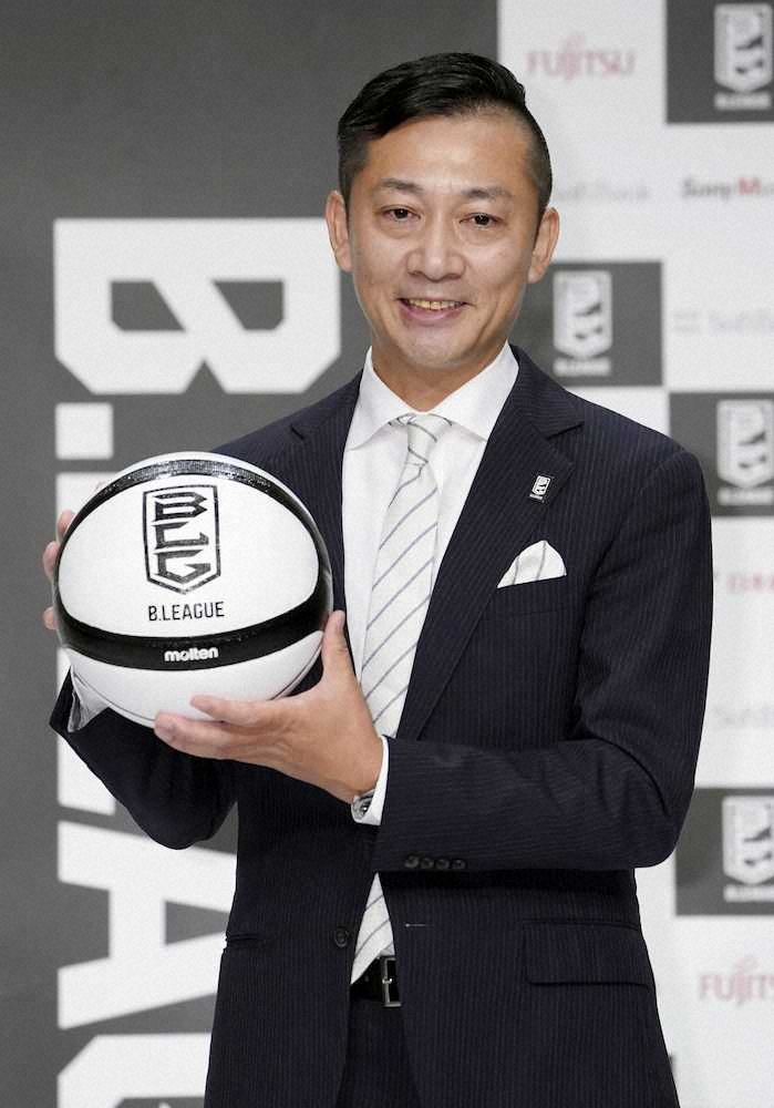 バスケットボール男子Bリーグの新チェアマンに就任が決まり、ポーズをとる島田慎二氏