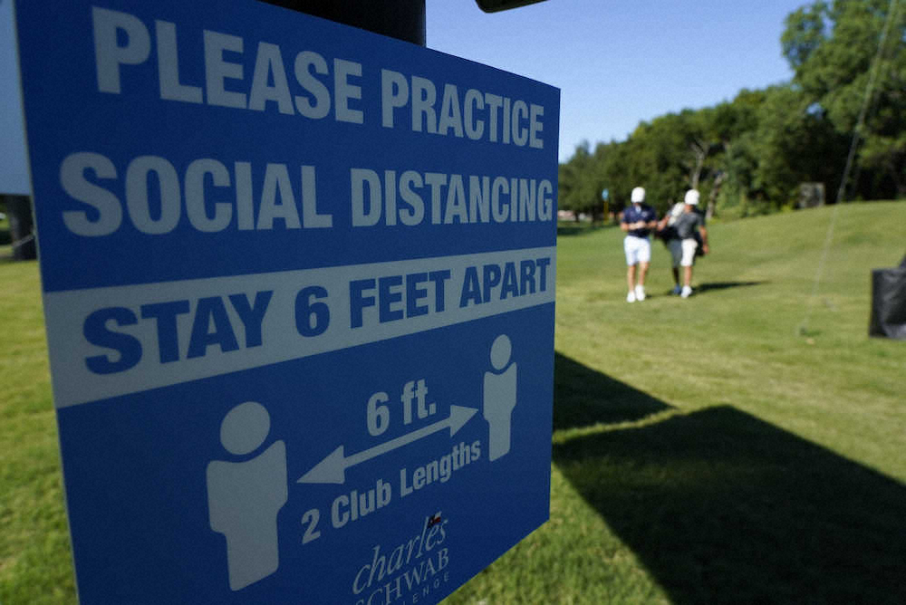 米男子ゴルフツアー「チャールズシュワブ・チャレンジ」が開催されるテキサス州コロニアルCCに設置されたソーシャルディスタンスを促す看板（AP)