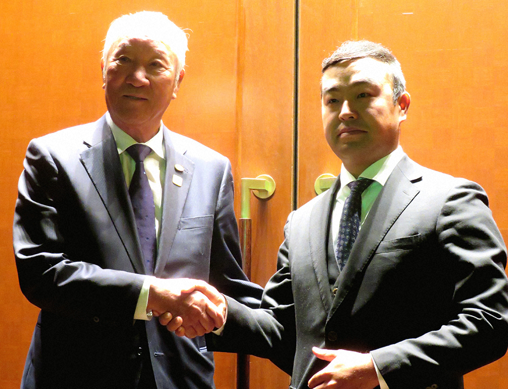 3月25日、JGTO第8回定時社員総会＆臨時理事会で握手をかわす青木功会長（左）と時松隆光選手会長