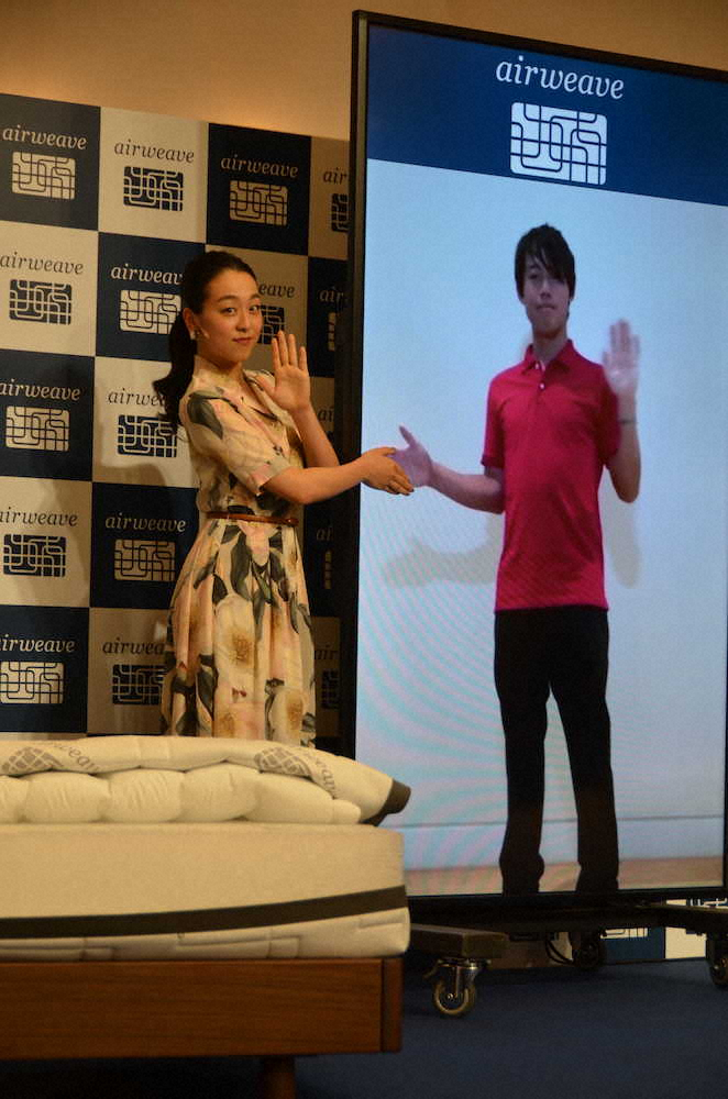 「エアウィーヴ」新商品発表会で“エア握手”をする浅田真央さんと錦織圭