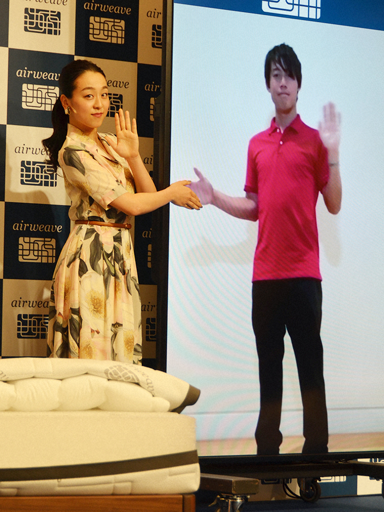 「エアウィーヴ」新商品発表会で「エア握手」をする浅田真央さんと錦織圭