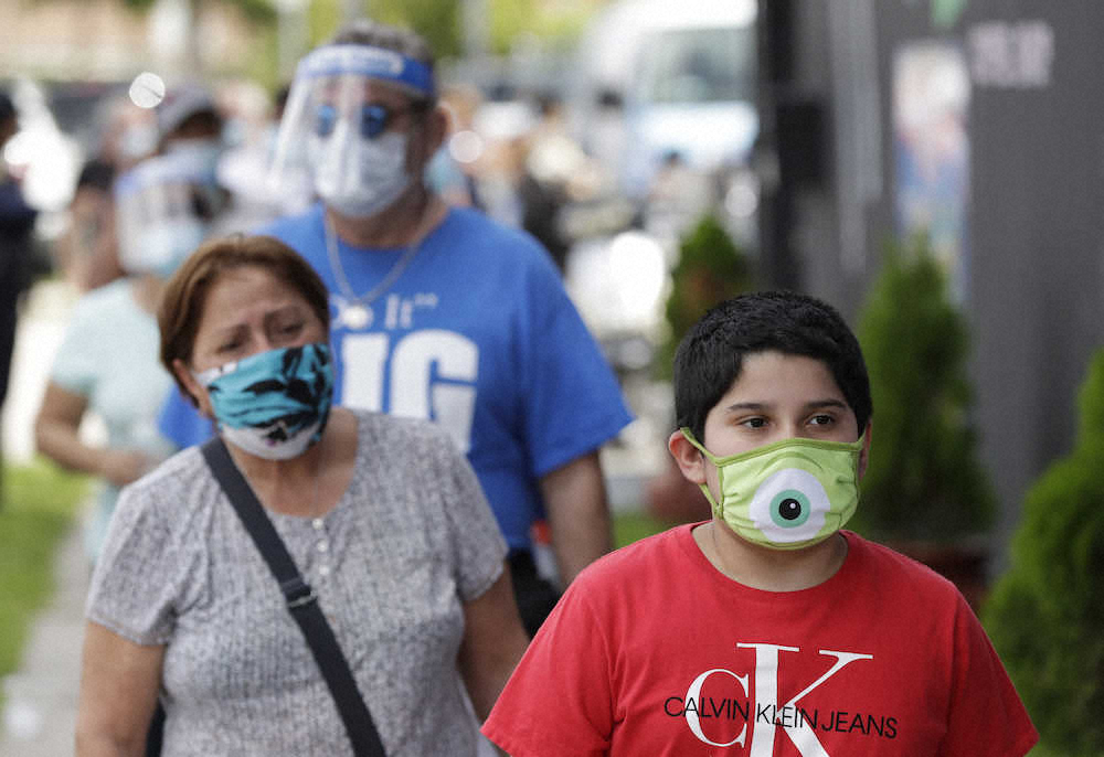 マスクを着用しているフロリダ州マイアミの市民（AP）