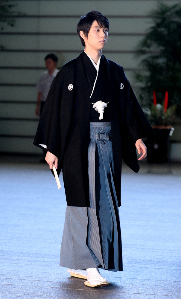 18年、「仙台平」の袴姿で国民栄誉賞授賞式に臨んだ羽生結弦
