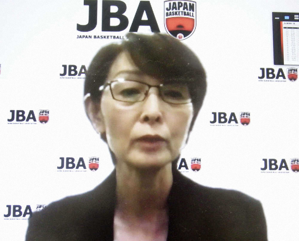 オンラインで取材に応じる、日本バスケットボール協会の三屋裕子会長