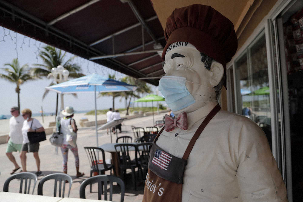 1日の感染判明者数が1万人を突破したフロリダ州ハリウッドビーチのレストラン（AP）