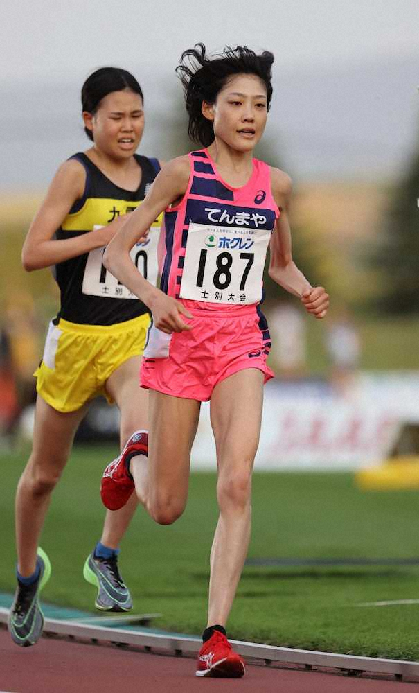 女子5000メートルで力走する前田（右）