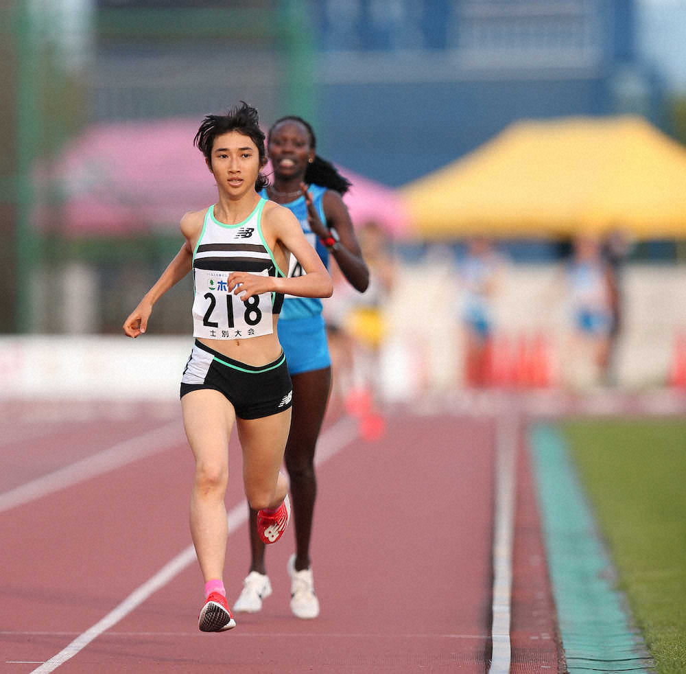 女子1500メートル、先頭でゴールする田中希実