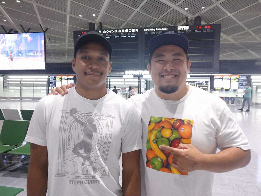 元日本代表のプロップ浅原拓真（右）に見送られ、成田空港から渡仏した松島幸太朗（提供写真）