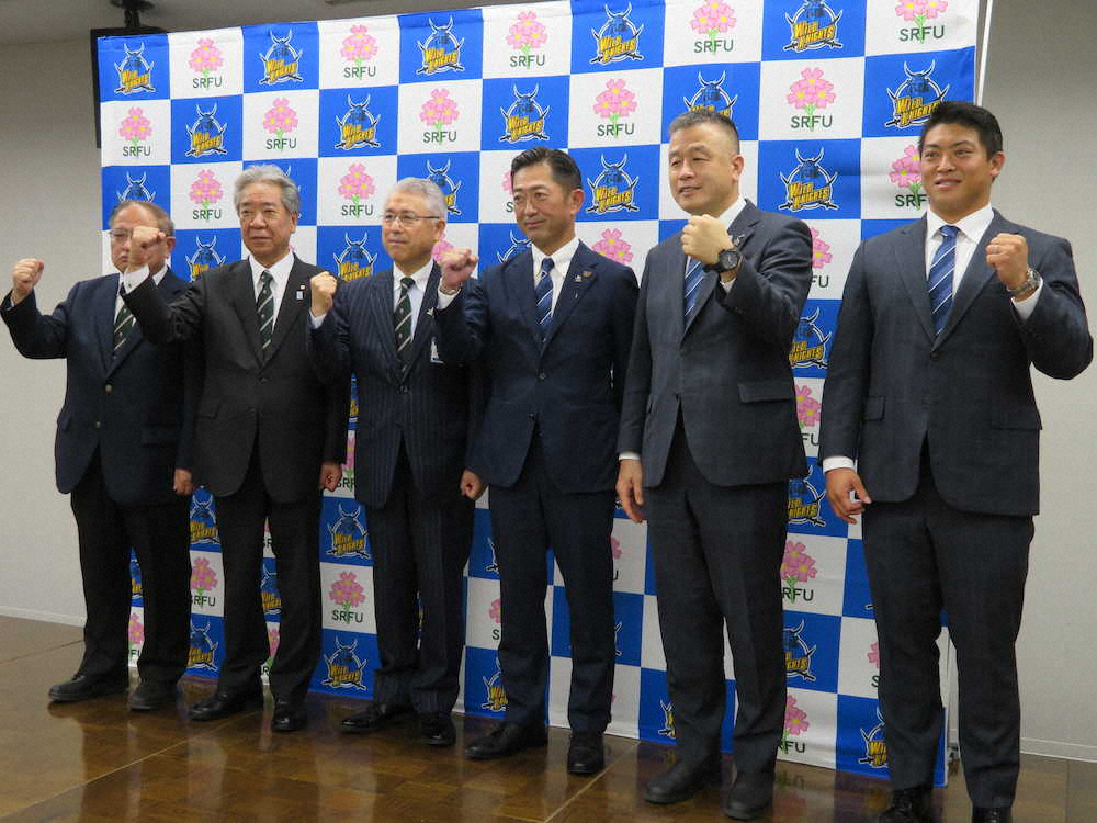 【画像・写真】パナソニックの新拠点に関する会見に臨んだ（右から）パナソニックの坂手淳史主将、飯島均GM、パナソニック企業スポーツセンターの久保田剛所長、埼玉県ラグビー協会の富岡清会長、大久保和政副会長、増田伸二理事長
