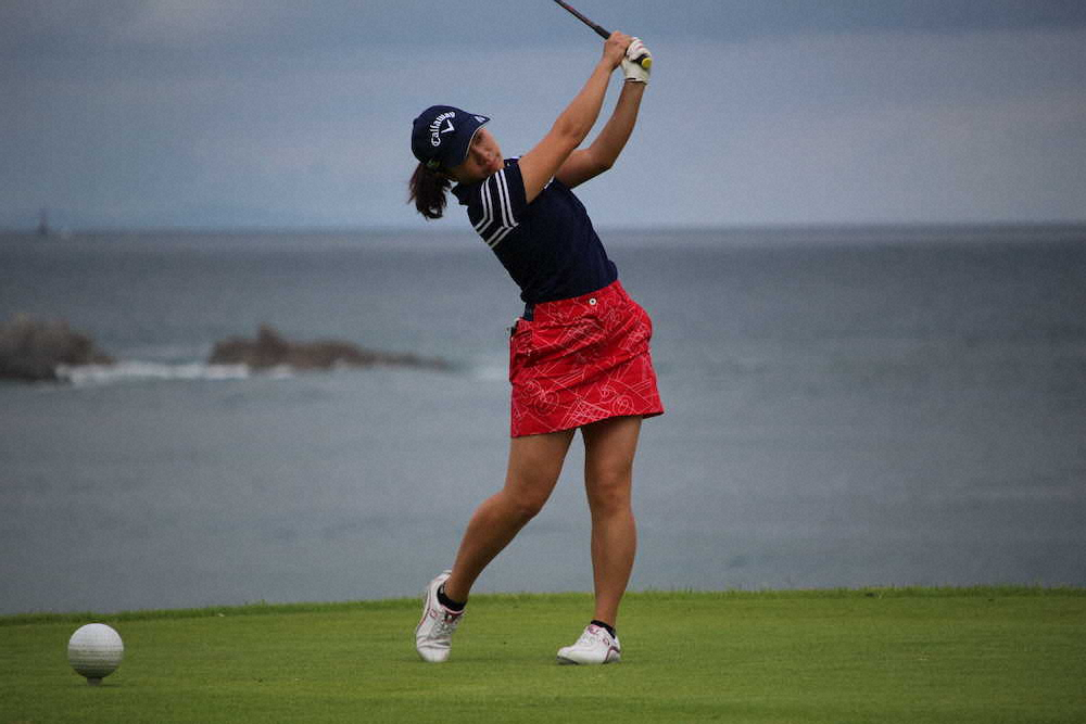 ＜九州女子アマゴルフ＞初優勝した田中は玄界灘の波を背に2番パー3でのティーショットを打つ