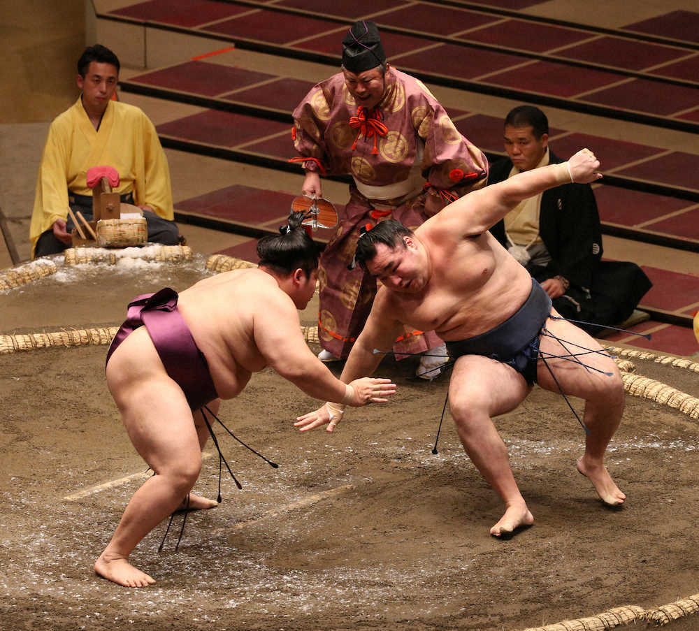 大相撲7月場所初日、遠藤の足を払いにいって空振りし腰砕けで敗れた鶴竜（右）（撮影・西海健太郎）