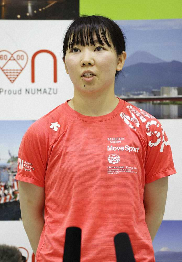 フェンシング日本代表の強化合宿に参加し、取材に応じる女子フルーレの上野