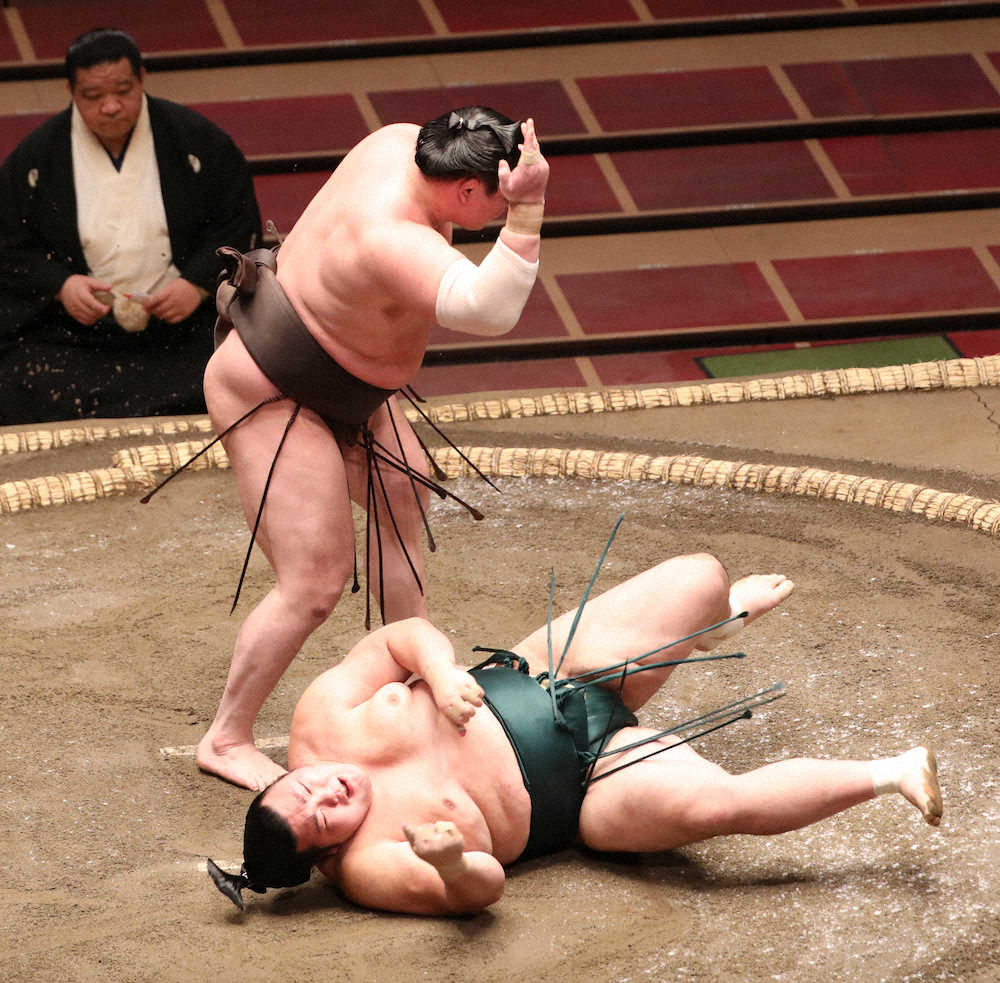 【画像・写真】白鵬（上）に上手投げで敗れた豊山（撮影・郡司　修）