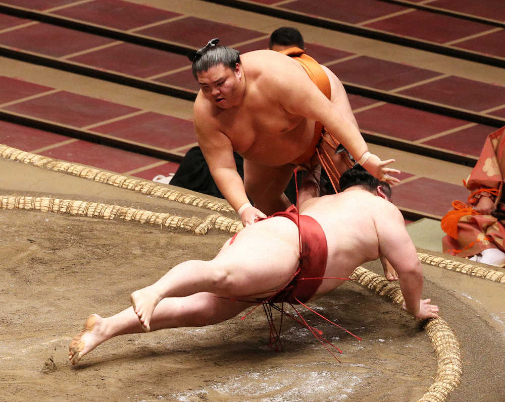 【画像・写真】隆の勝をはたき込みで破る御嶽海（右）（撮影・西海健太郎）