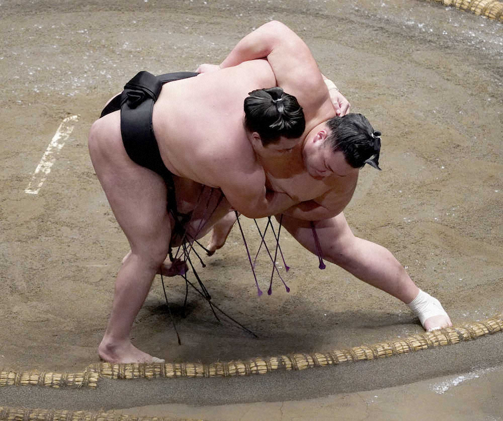 【画像・写真】白鵬、朝乃山、御嶽海が5連勝　平幕琴勝峰、妙義龍も負けなし　幕内復帰の照ノ富士に土