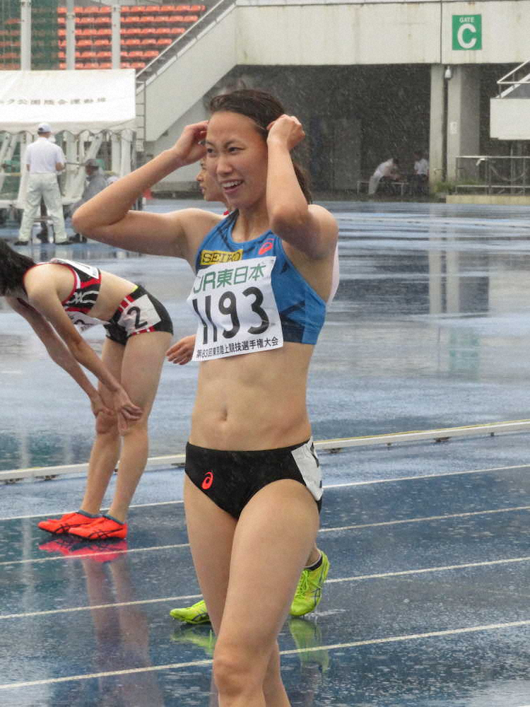 女子100メートル予選で予選敗退となり苦い表情を浮かべる福島