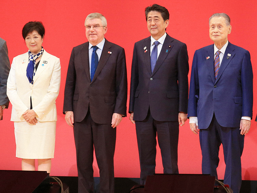 昨年の東京五輪1年前セレモニーに臨む(左から)小池都知事、IOCバッハ会長、安倍首相、組織委・森会長