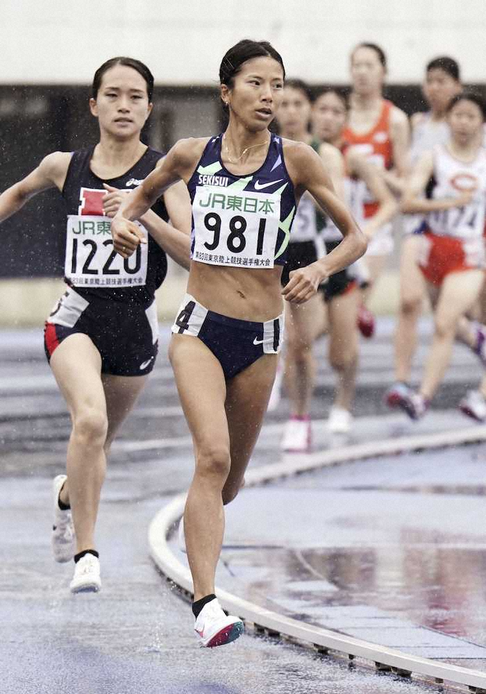 女子1500メートル予選　1組1着で決勝に進んだ新谷仁美（手前）