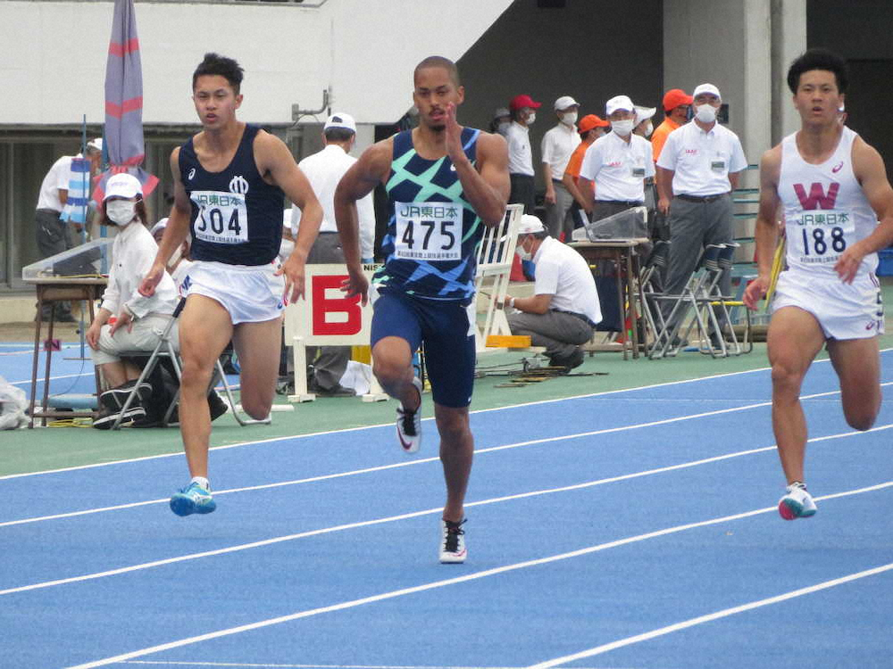 男子100メートル決勝で大会新記録をマークして優勝したケンブリッジ飛鳥（中央）　　　　　　　　　　　　　　　　　　　　　　　　　　　　　　　　