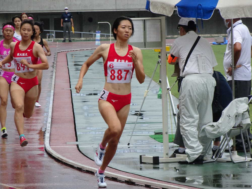 陸上大阪選手権女子800メートルで優勝した川田朱夏（先頭）